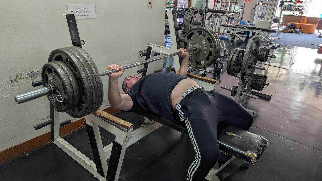 ベンチプレスとイス軸法