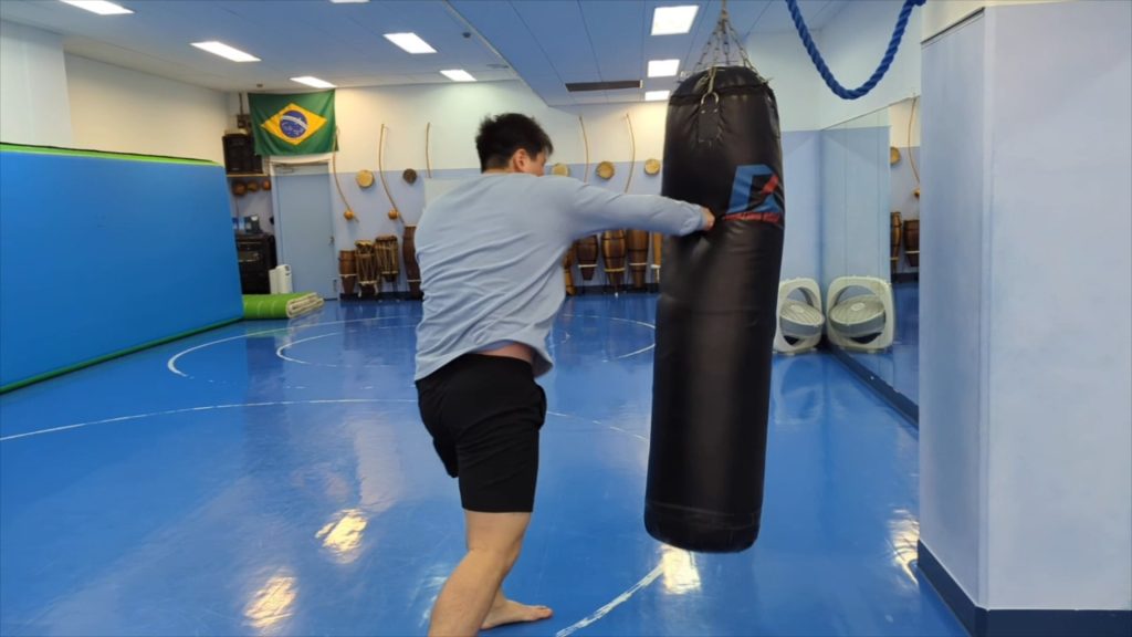 イス軸法やったあとにサンドバッグを殴る極真空手世界チャンピオン - イス軸法|東京・新宿区新大久保で体験・パーソナルレッスン イス軸法やったあとにサンドバッグを殴る極真空手世界チャンピオン